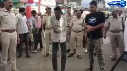 उज्जैन में गोहत्या के आरोपी का हथकड़ी में जुलूस, वीडियो वायरल होने के बाद मामले ने पकड़ा तूल उज्जैन में गोहत्या के आरोपी का हथकड़ी में जुलूस, वीडियो वायरल होने के बाद मामले ने पकड़ा तूल