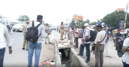 जयपुर बाईपास पर तेज रफ्तार ट्रॉली ने एक परिवार को कुचला, तीन बच्चों की मौत जयपुर बाईपास पर तेज रफ्तार ट्रॉली ने एक परिवार को कुचला, तीन बच्चों की मौत