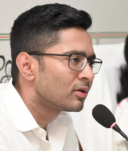 कलकत्ता हाईकोर्ट ने अभिषेक बनर्जी के वॉयस सैंपल से इनकार पर उठाए सवाल कलकत्ता हाईकोर्ट ने अभिषेक बनर्जी के वॉयस सैंपल से इनकार पर उठाए सवाल