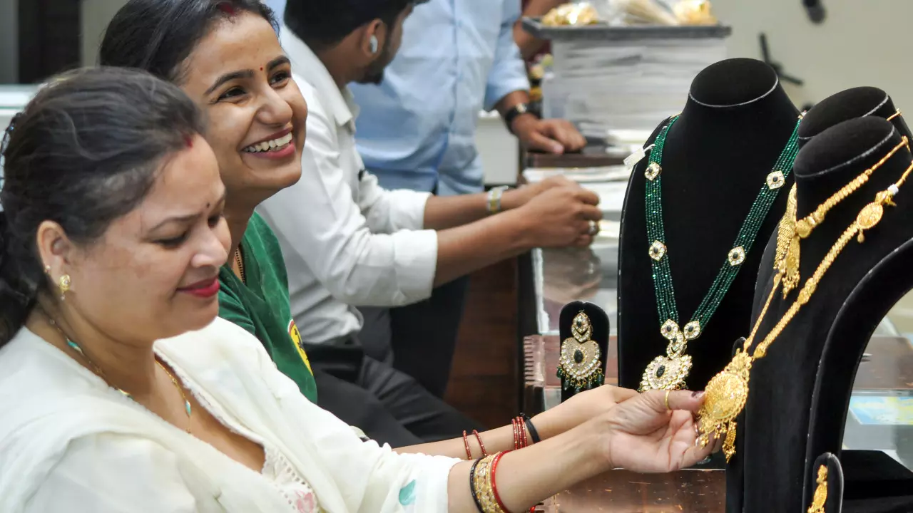 कमजोर वैश्विक संकेतों से सोने, चांदी की कीमतों में 2 प्रतिशत तक की गिरावट कमजोर वैश्विक संकेतों से सोने, चांदी की कीमतों में 2 प्रतिशत तक की गिरावट