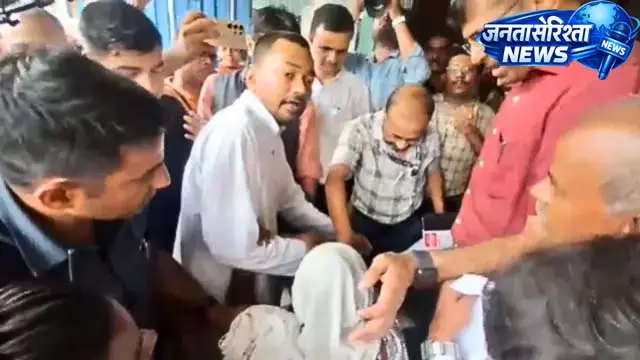 X-Ray के इंतजार में बैठी दादी की मदद को आगे आए मंत्री X-Ray के इंतजार में बैठी दादी की मदद को आगे आए मंत्री