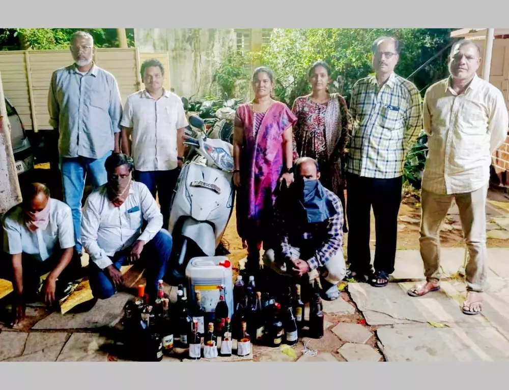 सिकंदराबाद आबकारी विभाग ने ₹50,000 की अवैध शराब जब्त की सिकंदराबाद आबकारी विभाग ने ₹50,000 की अवैध शराब जब्त की