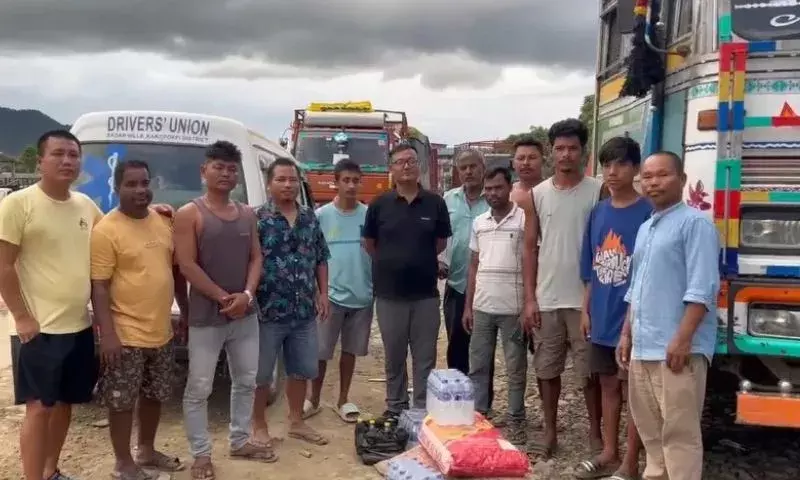 Manipur: NH-2 पर नाकाबंदी, ट्रक ड्राइवर पांच दिन से ज्यादा फंसे Manipur: NH-2 पर नाकाबंदी, ट्रक ड्राइवर पांच दिन से ज्यादा फंसे