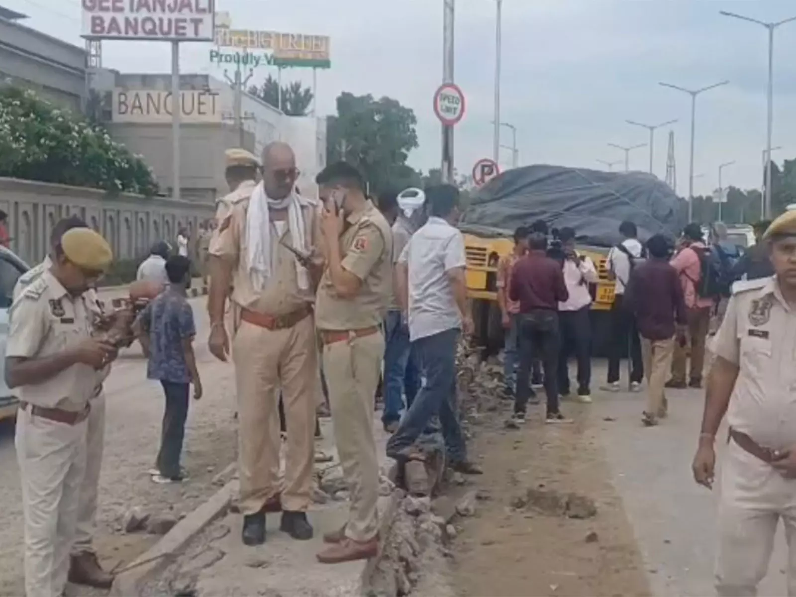 Jaipur Road Accident: घायल व्यक्ति की मौत, मृतकों की संख्या बढ़कर चार हुई Jaipur Road Accident: घायल व्यक्ति की मौत, मृतकों की संख्या बढ़कर चार हुई