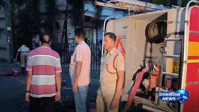 अंगुल: अंडरग्राउंड काम के दौरान PNG गैस पाइपलाइन लीक, स्थानीय लोग घबराए अंगुल: अंडरग्राउंड काम के दौरान PNG गैस पाइपलाइन लीक, स्थानीय लोग घबराए