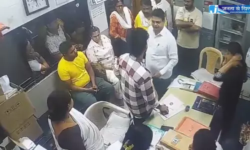 कॉर्पोरेटर की गुंडई, महिला डॉक्टर और स्टॉक को पीटा