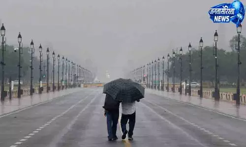 Delhi में बारिश, मौसम हुआ सुहाना