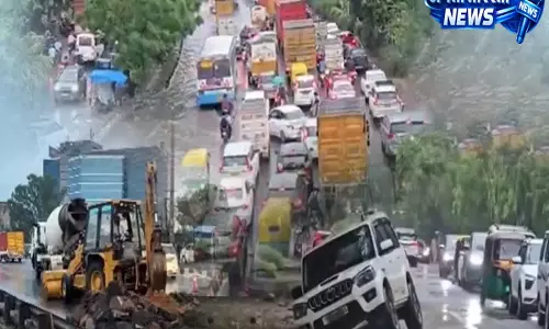बारिश बनी आफत: गुरुग्राम में NH-48 धंसा, 8 किमी लंबा ट्रैफिक जाम बारिश बनी आफत: गुरुग्राम में NH-48 धंसा, 8 किमी लंबा ट्रैफिक जाम