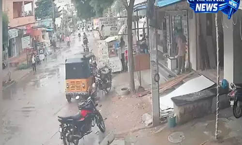 Hyderabad में तेज रफ्तार ऑटो का कहर, 11 साल की बच्ची गंभीर रूप से घायल Hyderabad में तेज रफ्तार ऑटो का कहर, 11 साल की बच्ची गंभीर रूप से घायल