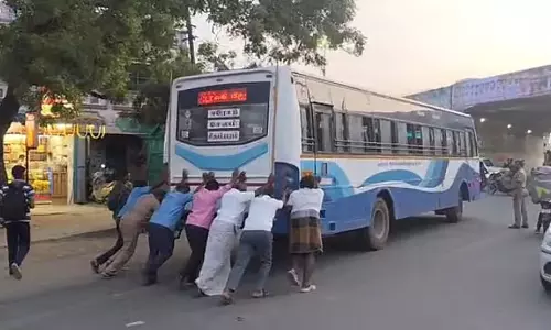बीच रास्ते खराब हुई सरकारी बस, 40 से अधिक यात्री घंटों फंसे बीच रास्ते खराब हुई सरकारी बस, 40 से अधिक यात्री घंटों फंसे
