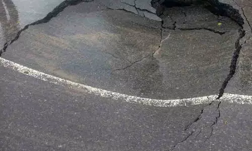 बारिश से Gurugram की सड़कें धंसीं बारिश से Gurugram की सड़कें धंसीं