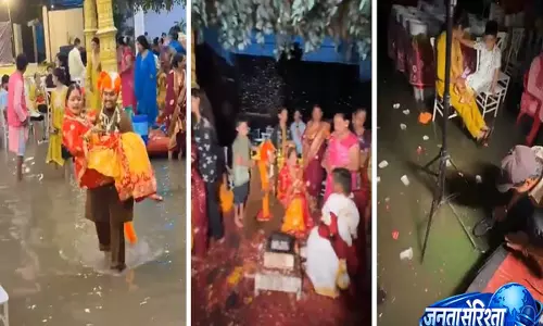 VIDEO: इंदौर की अनोखी शादी, जलमग्न मंडप से दुल्हन को लेकर निकला दूल्हा VIDEO: इंदौर की अनोखी शादी, जलमग्न मंडप से दुल्हन को लेकर निकला दूल्हा