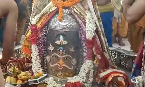 राम नाम के बेलपत्र से सजे बाबा महाकाल, भस्म आरती में श्रद्धालुओं की भारी भीड़ राम नाम के बेलपत्र से सजे बाबा महाकाल, भस्म आरती में श्रद्धालुओं की भारी भीड़
