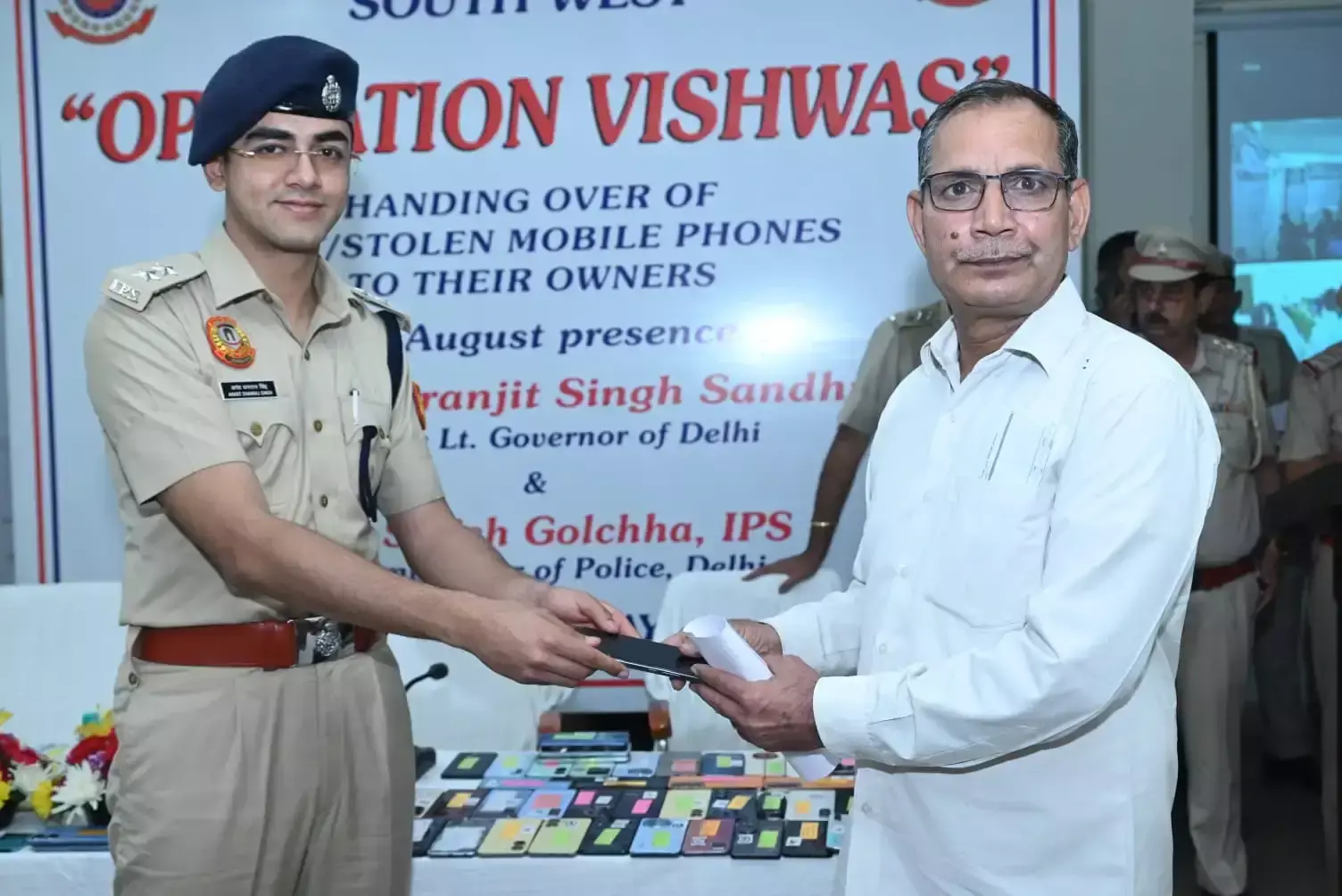 New Delhi: पुलिस का ऑपरेशन विश्वास सफल, छह महीने में 2400 मोबाइल मालिकों को लौटाए New Delhi: पुलिस का ऑपरेशन विश्वास सफल, छह महीने में 2400 मोबाइल मालिकों को लौटाए