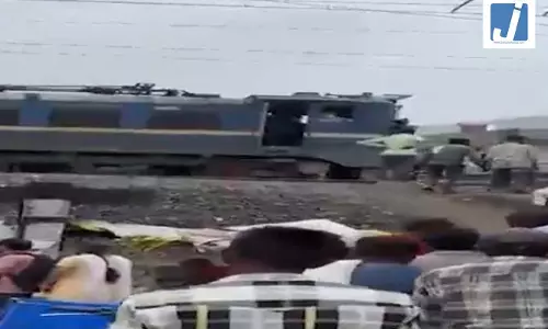 ऐसा दावा...लोको पायलट ने समोसे खरीदने के लिए ट्रेन रोक दी, आधिकारिक पुष्टि नहीं ऐसा दावा...लोको पायलट ने समोसे खरीदने के लिए ट्रेन रोक दी, आधिकारिक पुष्टि नहीं