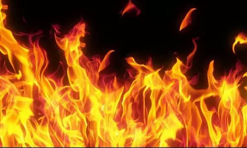 ग्रामीण के घर में लगी आग, नकदी कपड़े और घरेलू सामान जलकर खाक ग्रामीण के घर में लगी आग, नकदी कपड़े और घरेलू सामान जलकर खाक