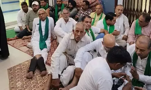 Yamunanagar: बैंक परिसर के बाहर किसानों का प्रदर्शन, ग्राहकों की बढ़ी परेशानी