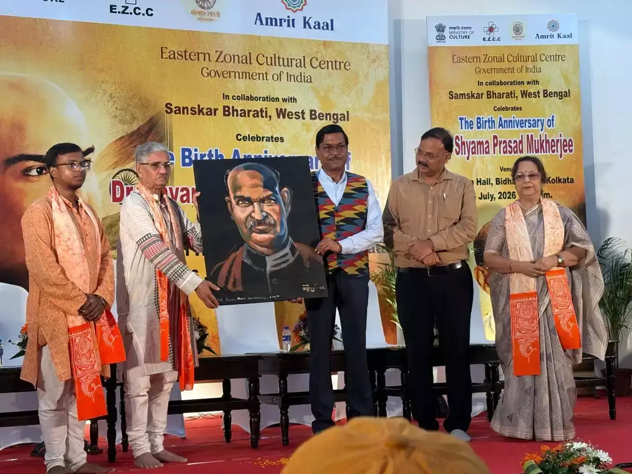 Kolkata: डॉ. श्यामा प्रसाद मुखर्जी की जयंती पर सांस्कृतिक प्रस्तुतियों ने बांधा समां Kolkata: डॉ. श्यामा प्रसाद मुखर्जी की जयंती पर सांस्कृतिक प्रस्तुतियों ने बांधा समां