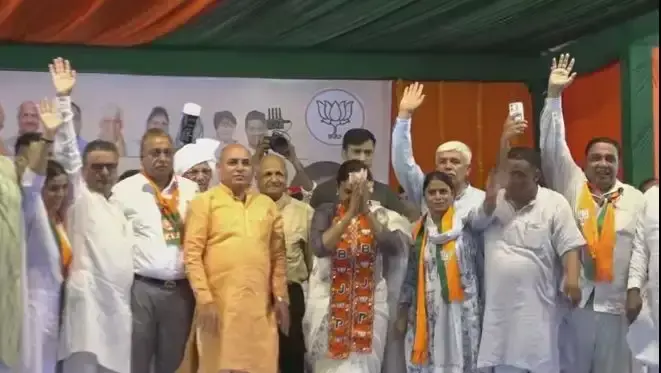 Rohtak: जमीन विवाद पर अर्चना गुप्ता का हमला, लगाए गंभीर आरोप Rohtak: जमीन विवाद पर अर्चना गुप्ता का हमला, लगाए गंभीर आरोप