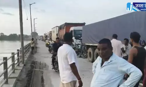 बलौदाबाजार में आवागमन ठप, पुल के बीच में कैप्सूल वाहन और ट्रेलर खराब बलौदाबाजार में आवागमन ठप, पुल के बीच में कैप्सूल वाहन और ट्रेलर खराब
