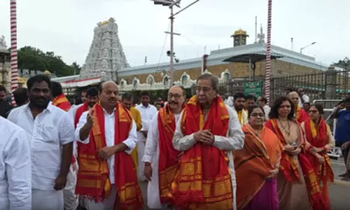 तिरुमाला मंदिर पहुंचे घनश्याम तिवारी, भगवान वेंकटेश्वर से की देश की समृद्धि की प्रार्थना तिरुमाला मंदिर पहुंचे घनश्याम तिवारी, भगवान वेंकटेश्वर से की देश की समृद्धि की प्रार्थना