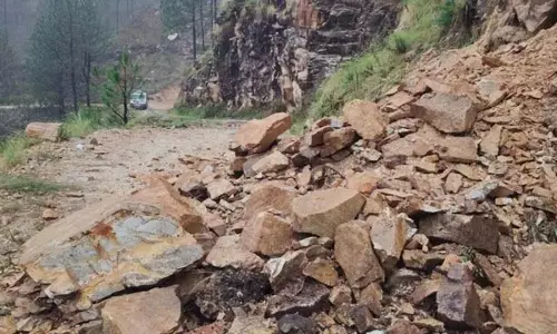Pithoragarh में सड़क संकट, ग्रामीणों ने उठाई मरम्मत की मांग Pithoragarh में सड़क संकट, ग्रामीणों ने उठाई मरम्मत की मांग