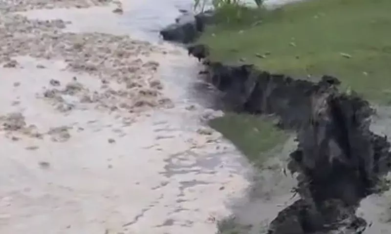 Assam: ब्रह्मपुत्र नदी के तट पर कटाव से टिंगखोंग के मोहनाघाट में दहशत फैल गई