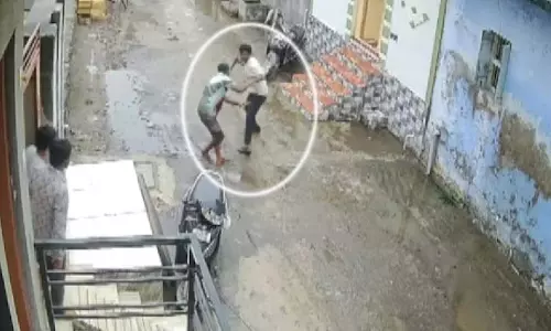 बीच सड़क पर चाकू से ताबड़तोड़ हमला, मां के प्रेमी को उतारा मौत के घाट बीच सड़क पर चाकू से ताबड़तोड़ हमला, मां के प्रेमी को उतारा मौत के घाट