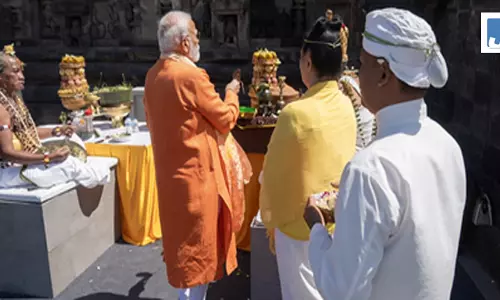 प्रधानमंत्री नरेंद्र मोदी ने प्रम्बानन मंदिर में की आरती