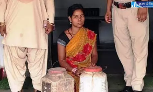 महुआ शराब के साथ महिला गिरफ्तार