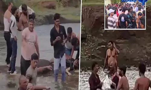 Maharashtra: सेल्फी का शौक बना जानलेवा, महाराष्ट्र में 30 फीट गहरी खदान में डूबे 3 दोस्त