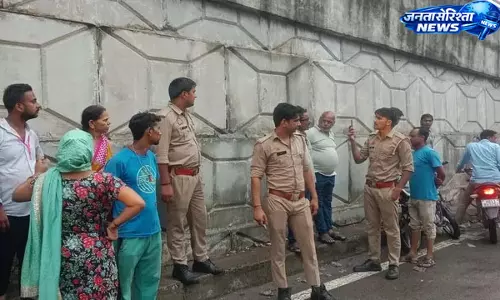 मेरठ में तेज बारिश का कहर: Flipkart डिलीवरी ब्वाय की बाइक नाले में बही मेरठ में तेज बारिश का कहर: Flipkart डिलीवरी ब्वाय की बाइक नाले में बही