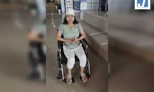 स्कूल बस का इंतजार कर रहे बच्चों को कार सवार महिला ने मारी टक्कर, एक बच्ची घायल स्कूल बस का इंतजार कर रहे बच्चों को कार सवार महिला ने मारी टक्कर, एक बच्ची घायल