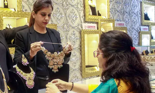 गोल्ड मार्केट अपडेट: US टैरिफ विवाद के बीच इस हफ्ते ₹1,100 से ज्यादा चमका सोना