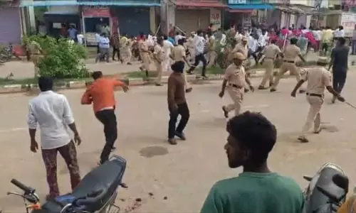 Hyderabad: सूर्यापेट में कांग्रेस की गुटबाजी हिंसक, झड़प में 9 लोग घायल Hyderabad: सूर्यापेट में कांग्रेस की गुटबाजी हिंसक, झड़प में 9 लोग घायल