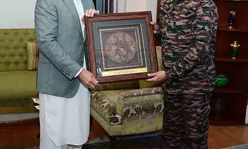 सेना प्रमुख ने Jammu and Kashmir के उपराज्यपाल, मुख्यमंत्री उमर से मुलाकात की सेना प्रमुख ने Jammu and Kashmir के उपराज्यपाल, मुख्यमंत्री उमर से मुलाकात की