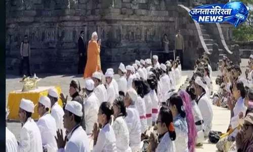 PM मोदी के प्रम्बानन मंदिर दौरे पर गूंजे ओम नमः शिवाय के नारे, की भव्य पूजा-अर्चना PM मोदी के प्रम्बानन मंदिर दौरे पर गूंजे ओम नमः शिवाय के नारे, की भव्य पूजा-अर्चना