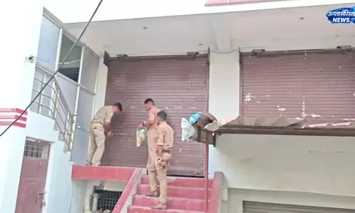 Gorakhpur में अवैध होटलों पर छापा, दो सील; तीन संचालक फरार Gorakhpur में अवैध होटलों पर छापा, दो सील; तीन संचालक फरार