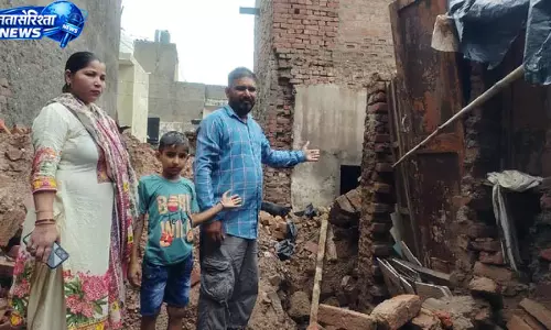 Ambala : बारिश के बीच भरभराकर गिरा कच्चा मकान, बाल-बाल बचा परिवार Ambala : बारिश के बीच भरभराकर गिरा कच्चा मकान, बाल-बाल बचा परिवार
