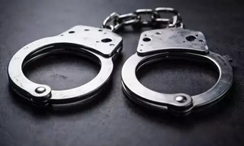 बस स्टैंड के पास हथियार बेचने की कोशिश करते आरोपी को पुलिस ने पकड़ा, 23 हथियार बरामद बस स्टैंड के पास हथियार बेचने की कोशिश करते आरोपी को पुलिस ने पकड़ा, 23 हथियार बरामद
