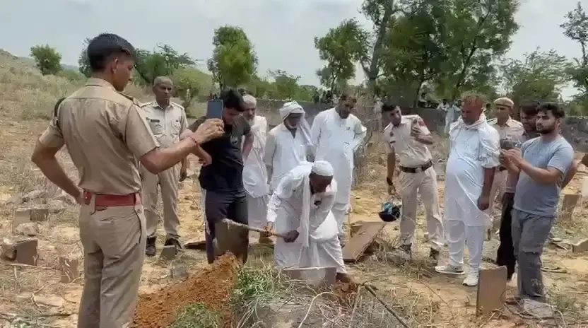 Nuh: नवजात की मौत के मामले में बड़ा कदम, शव पोस्टमार्टम के लिए निकाला Nuh: नवजात की मौत के मामले में बड़ा कदम, शव पोस्टमार्टम के लिए निकाला