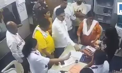 डॉक्टर से मारपीट की घटना के बाद जांच के घेरे में आए शिवसेना पार्षद, VIDEO डॉक्टर से मारपीट की घटना के बाद जांच के घेरे में आए शिवसेना पार्षद, VIDEO