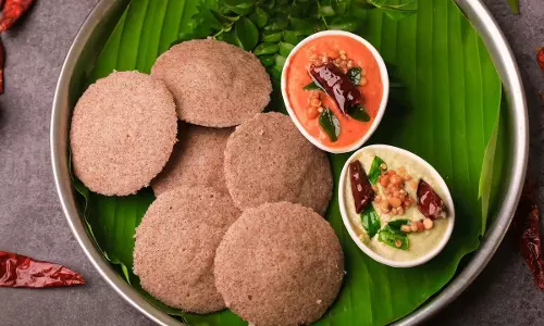 Ragi इडली से करें दिन की शुरुआत, स्वाद भी सेहत भी Ragi इडली से करें दिन की शुरुआत, स्वाद भी सेहत भी