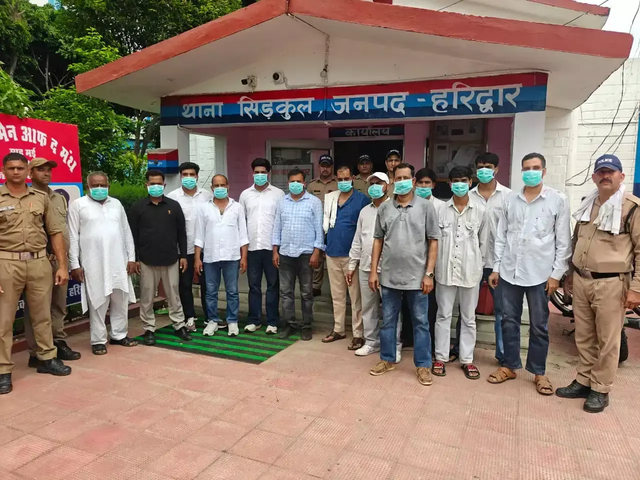 Haridwar: मारपीट की कोशिश पर 13 हुड़दंगियों को पुलिस ने लिया हिरासत में Haridwar: मारपीट की कोशिश पर 13 हुड़दंगियों को पुलिस ने लिया हिरासत में