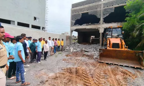 बिना अनुमति के व्यवसायिक भवन बनाया, निगम ने जेसीबी से गिराया बिना अनुमति के व्यवसायिक भवन बनाया, निगम ने जेसीबी से गिराया