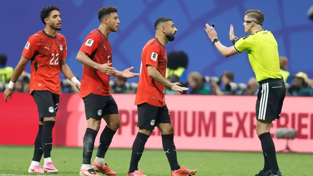 अर्जेंटीना के खिलाफ विवादित फैसलों पर मिस्र का हंगामा, रेफरी के खिलाफ FIFA से की कार्रवाई की मांग अर्जेंटीना के खिलाफ विवादित फैसलों पर मिस्र का हंगामा, रेफरी के खिलाफ FIFA से की कार्रवाई की मांग