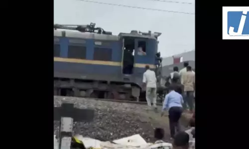 लोको पायलट ने समोसे के लिए रोकी ट्रेन? रेलवे का बयान आया, जानें सच्चाई लोको पायलट ने समोसे के लिए रोकी ट्रेन? रेलवे का बयान आया, जानें सच्चाई