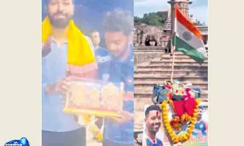 Bhubaneswar हार्दिक से मिलने 1300 किमी दूर पहुंचा दीपक Bhubaneswar हार्दिक से मिलने 1300 किमी दूर पहुंचा दीपक