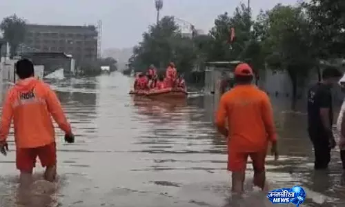 गुजरात: भारी बारिश के बीच NDRF ने सूरत में 85 लोगों को निकाला गुजरात: भारी बारिश के बीच NDRF ने सूरत में 85 लोगों को निकाला