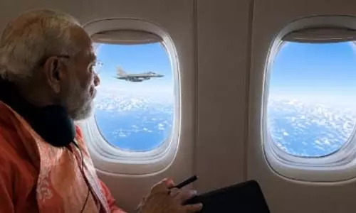 पीएम मोदी की इंडोनेशिया यात्रा का भव्य समापन, 5 फाइटर जेट्स ने दी सलामी पीएम मोदी की इंडोनेशिया यात्रा का भव्य समापन, 5 फाइटर जेट्स ने दी सलामी